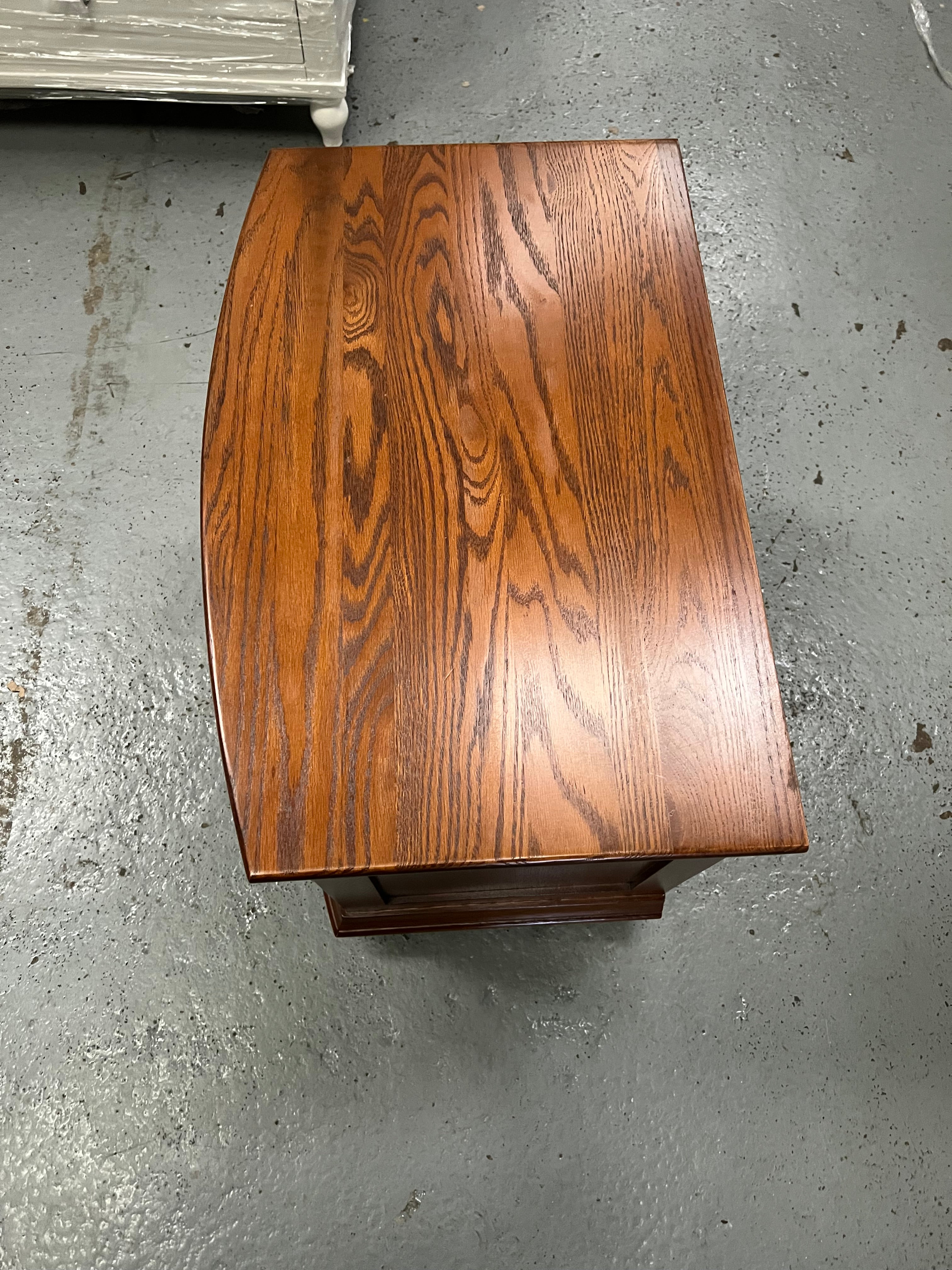 WINCHCOMBE DARK OAK
Winchcome Dark Oak 3 Drawer Wide Bedside Quality Furniture Clearance Ltd