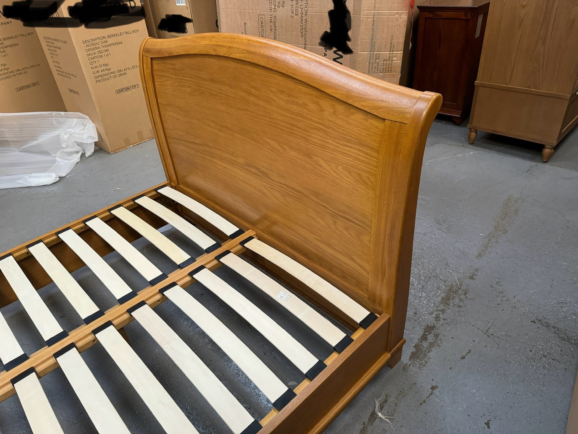 WINCHCOMBE OILED OAK
Double Sleigh Bed Quality Furniture Clearance Ltd