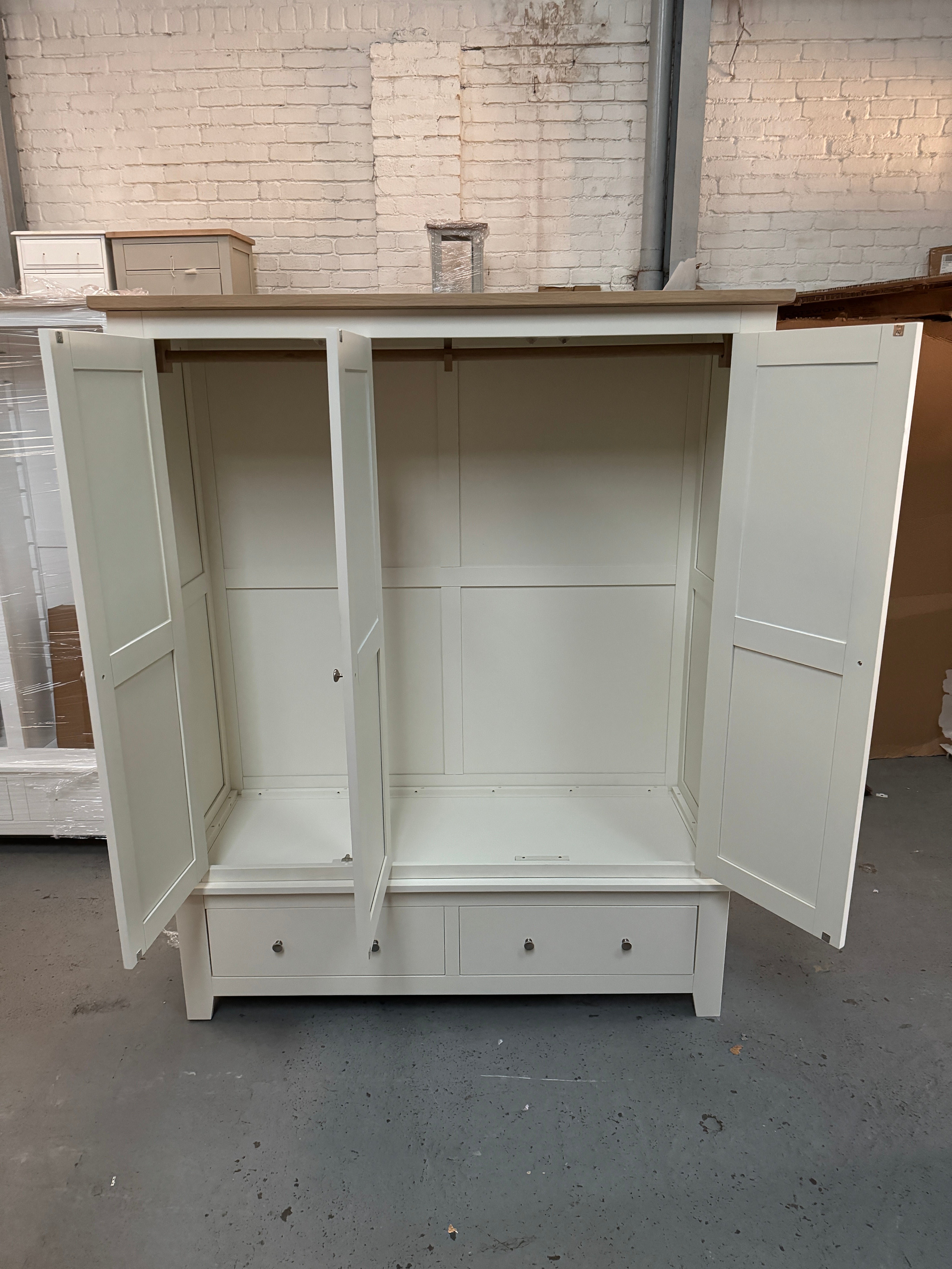 CHESTER CLASSIC CREAM
Triple Wardrobe Quality Furniture Clearance Ltd
