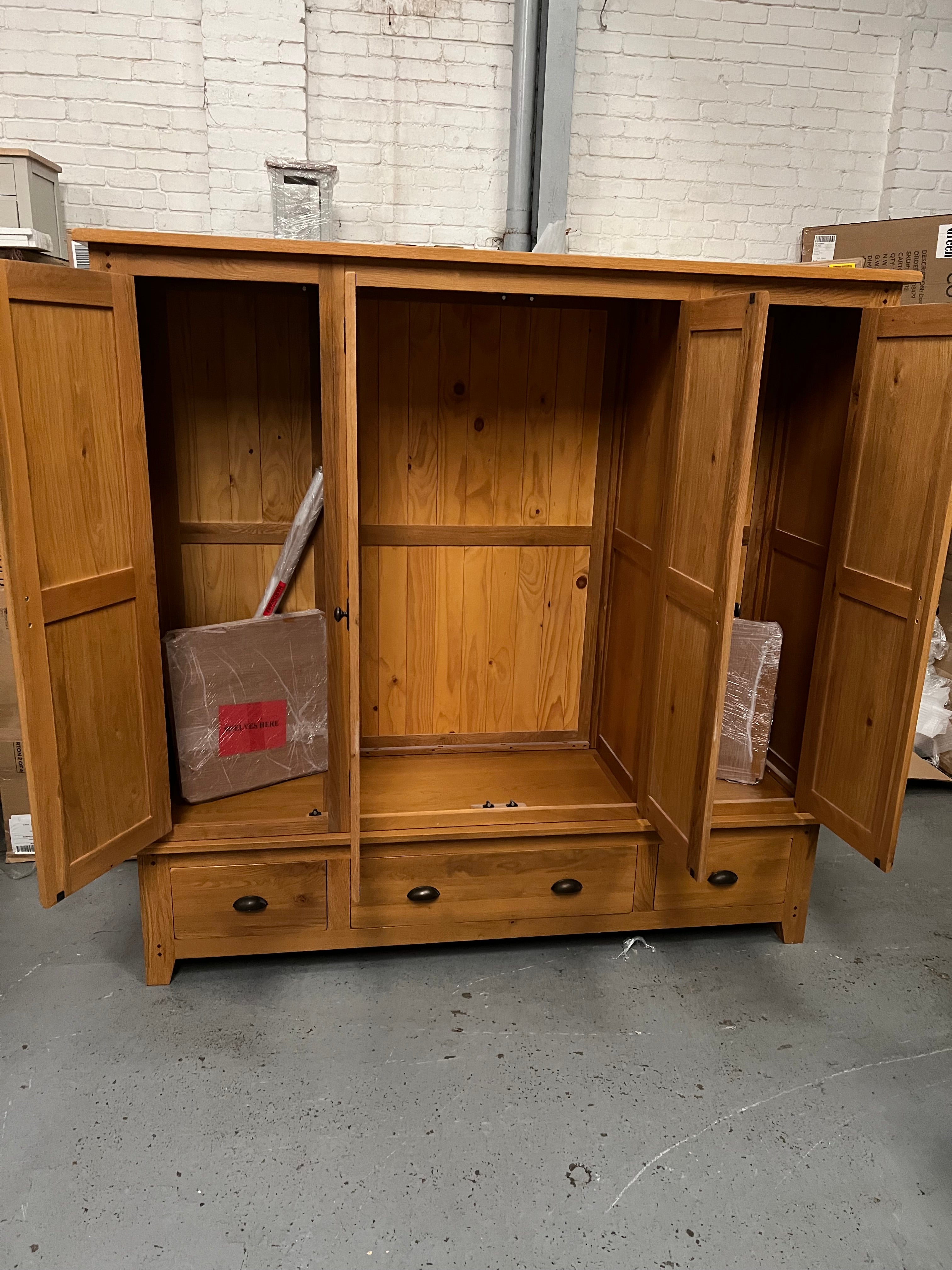 OAKLAND RUSTIC OAK
Four Door Wardrobe