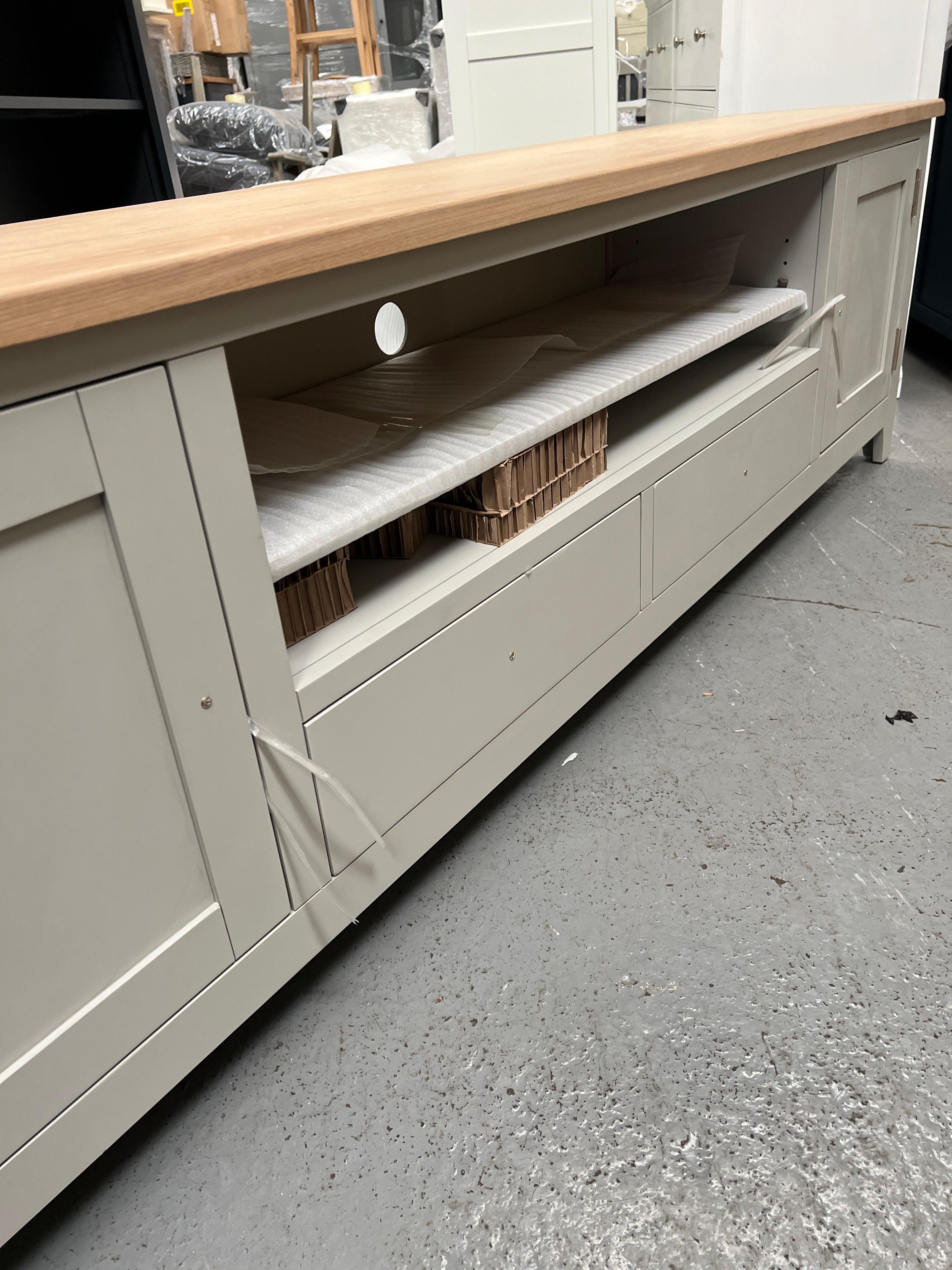 CHESTER DOVE GREY
XXL TV Stand up to 90" Quality Furniture Clearance Ltd