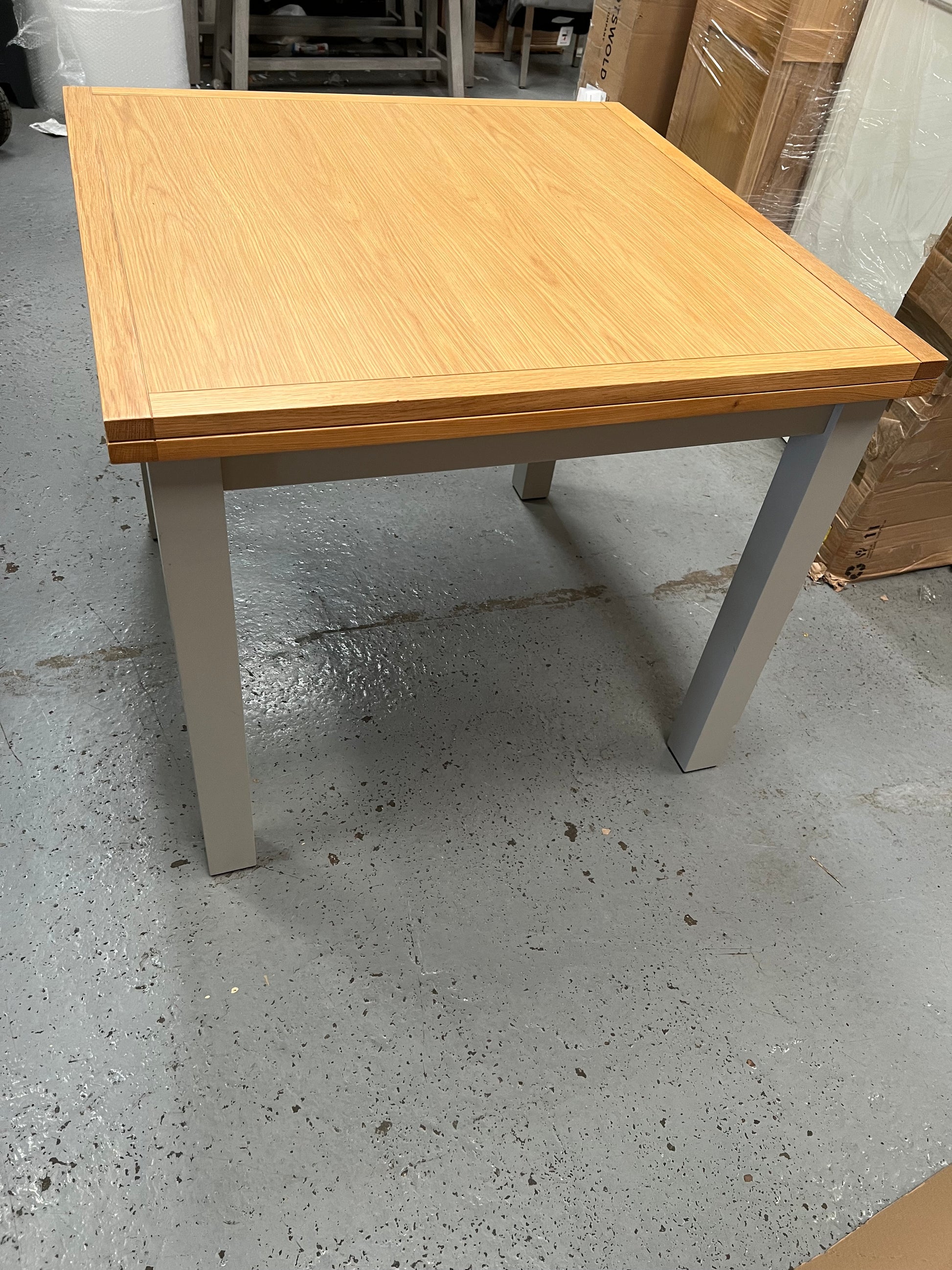 SIMPLY COTSWOLD PEBBLE GREY
4-6 Seater Extending Dining Table Quality Furniture Clearance Ltd