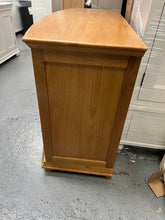 Load image into Gallery viewer, WINCHCOMBE OILED OAK
Low and Wide 6 Drawer Chest Quality Furniture Clearance Ltd
