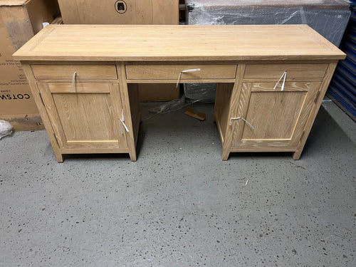 INGLESHAM WHITEWASH OAK
Double Pedestal Desk Quality Furniture Clearance Ltd