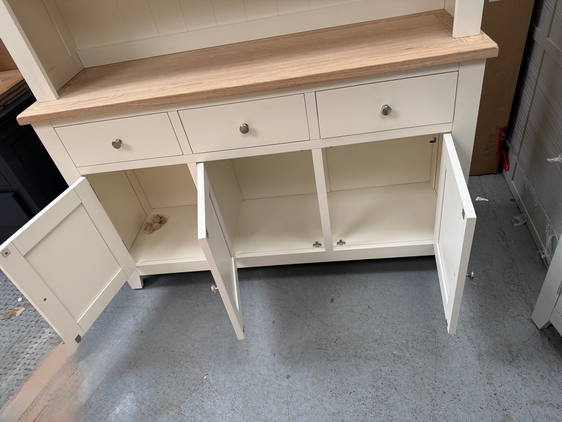 CHESTER CLASSIC CREAM
Large Dresser Quality Furniture Clearance Ltd