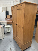 Load image into Gallery viewer, ELKSTONE MELLOW OAK
Double Wardrobe Quality Furniture Clearance Ltd
