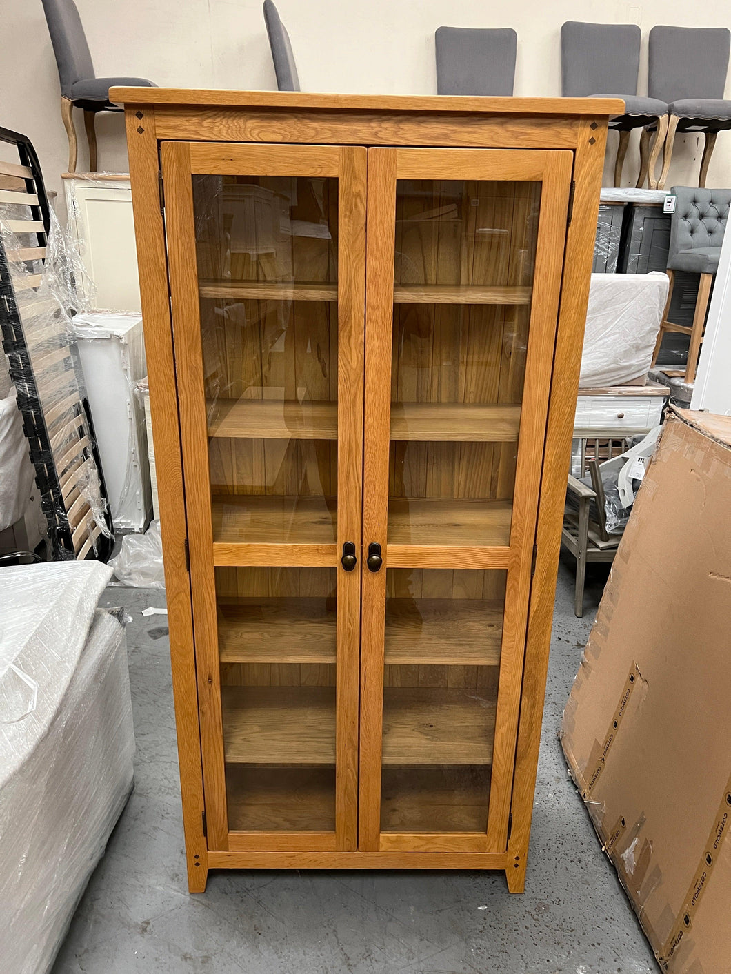 Oakland shop display cabinet