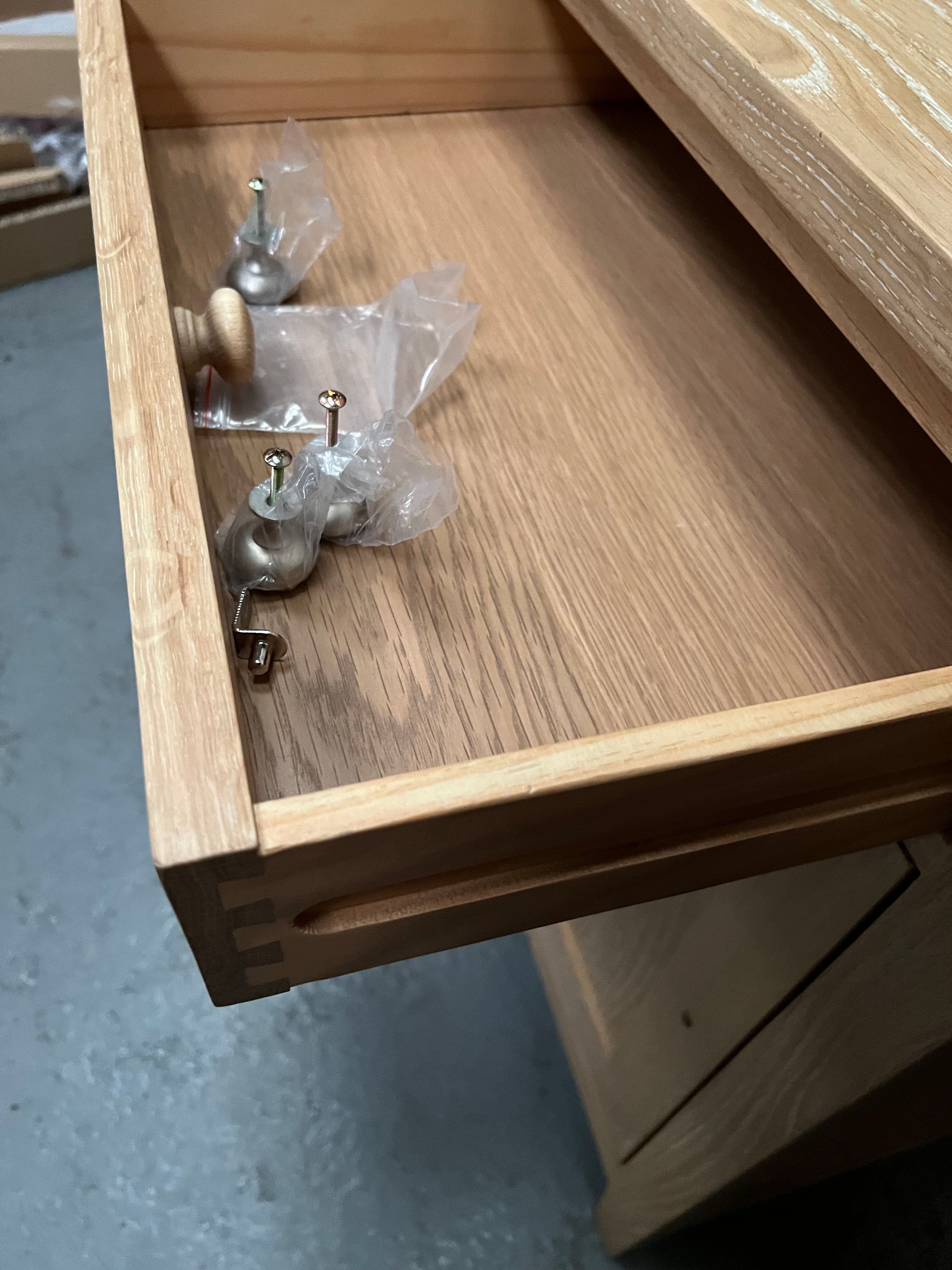 INGLESHAM WHITEWASH OAK
Double Pedestal Desk Quality Furniture Clearance Ltd