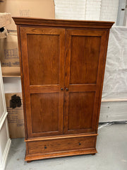 WINCHCOMBE DARK OAK
Double Wardrobe Quality Furniture Clearance Ltd