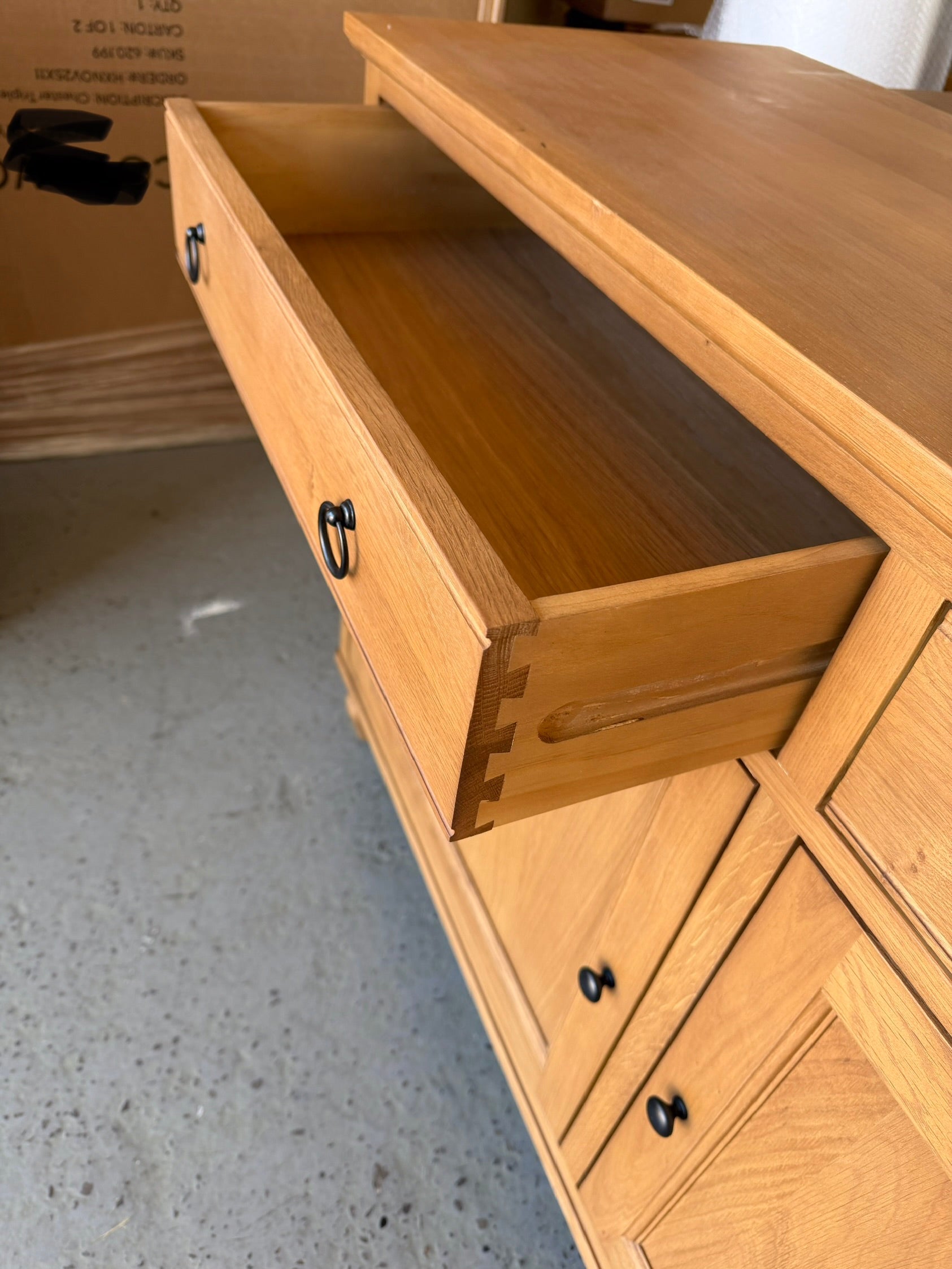 ELKSTONE MELLOW OAK
Large Sideboard Quality Furniture Clearance Ltd