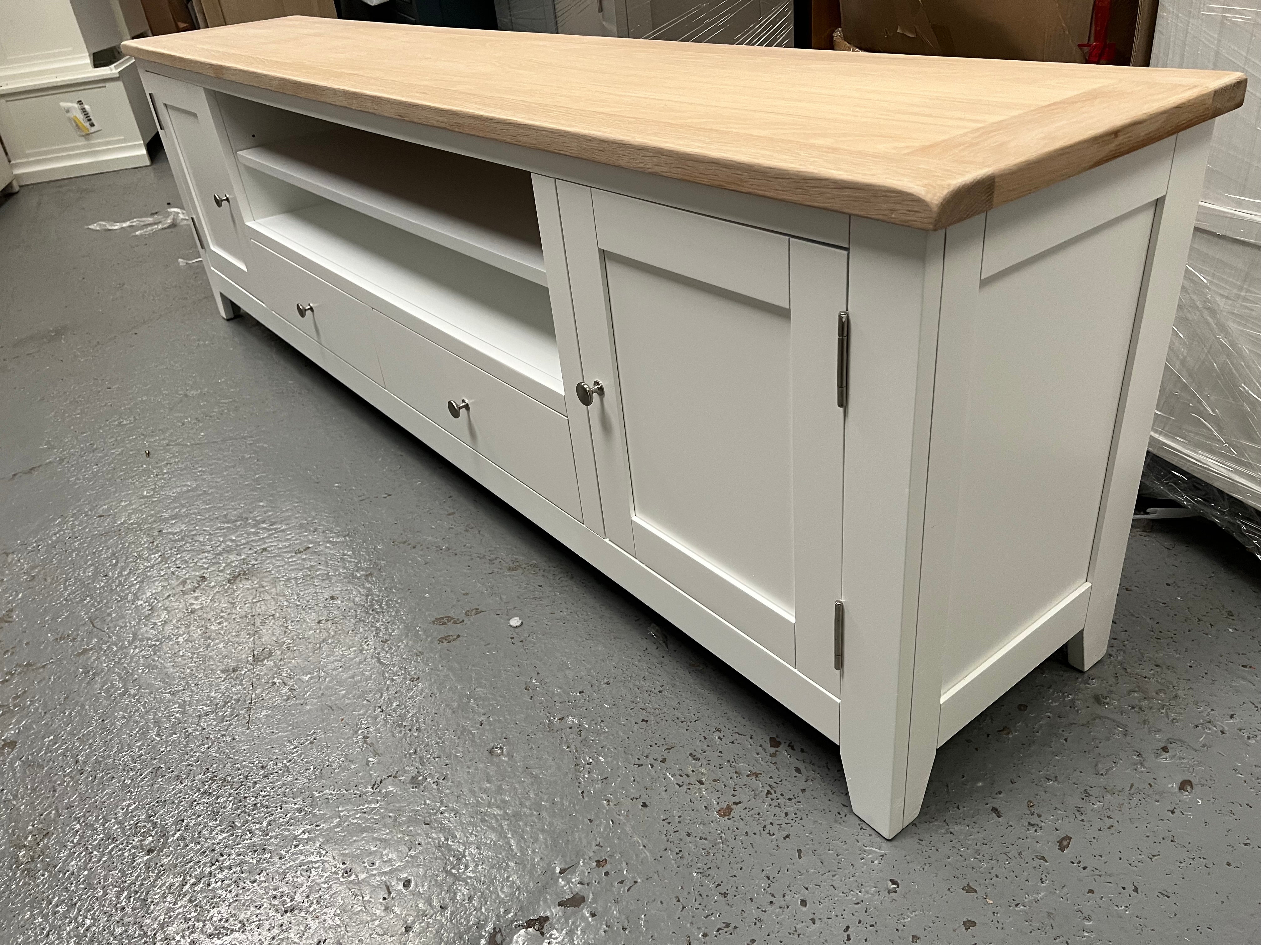 CHESTER PURE WHITE
XXL TV Stand up to 90" Quality Furniture Clearance Ltd