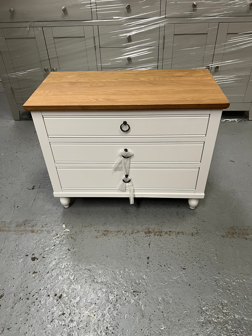 ELKSTONE PAINTED PARCHMENT
Large 3 Drawer Bedside Quality Furniture Clearance Ltd