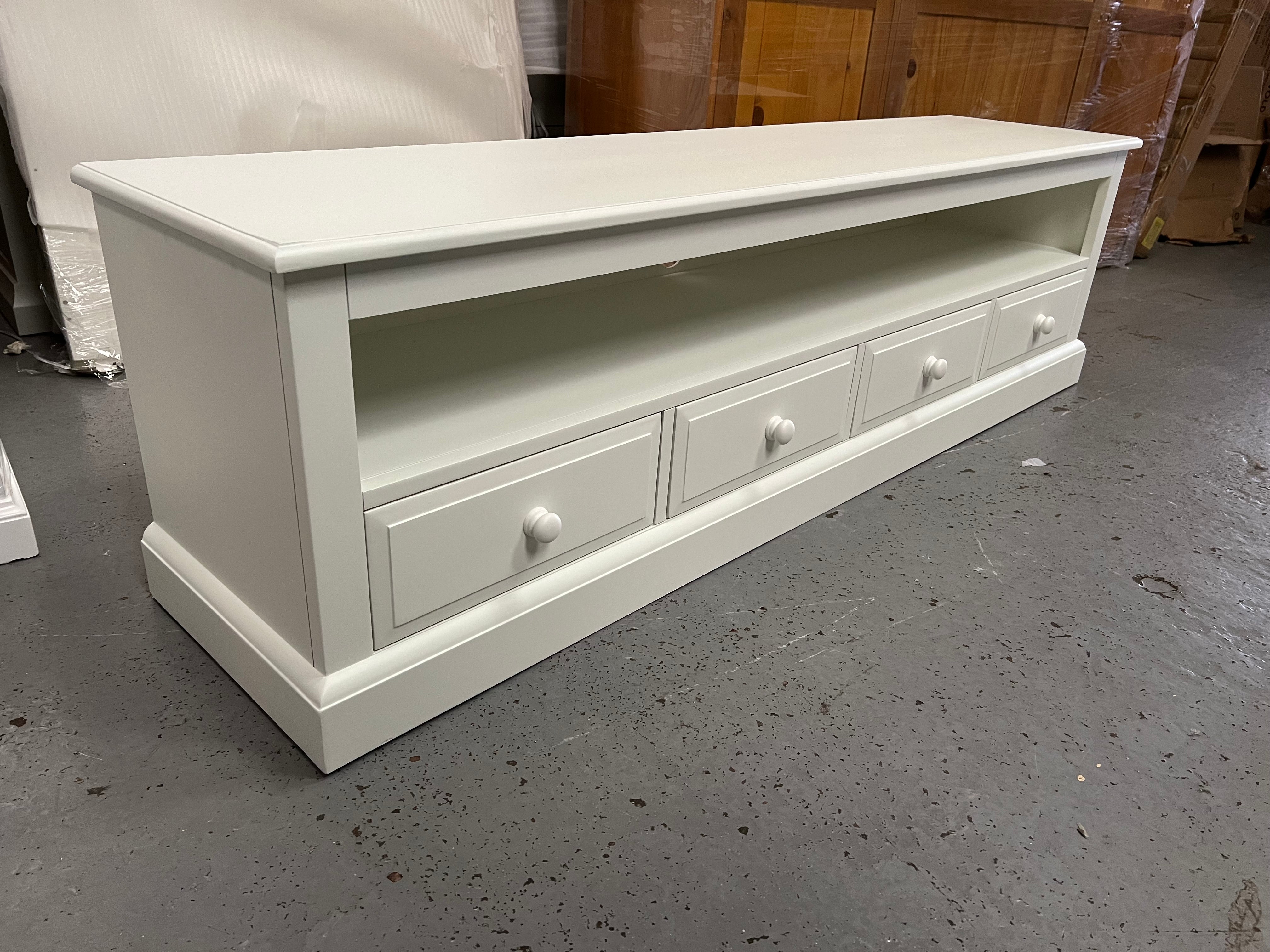 BURFORD IVORY
Extra Large TV Stand up to 75"