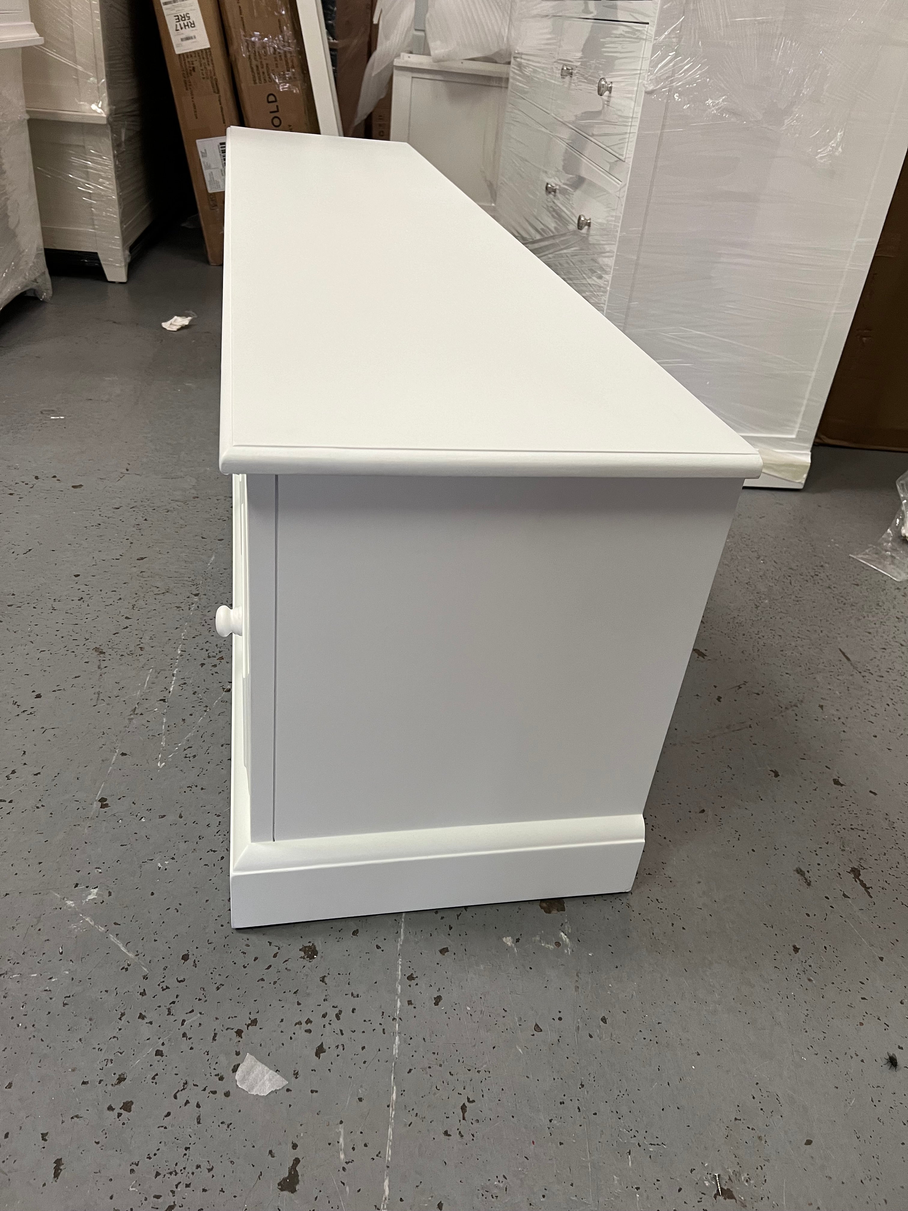 BURFORD IVORY
Extra Large TV Stand up to 75"