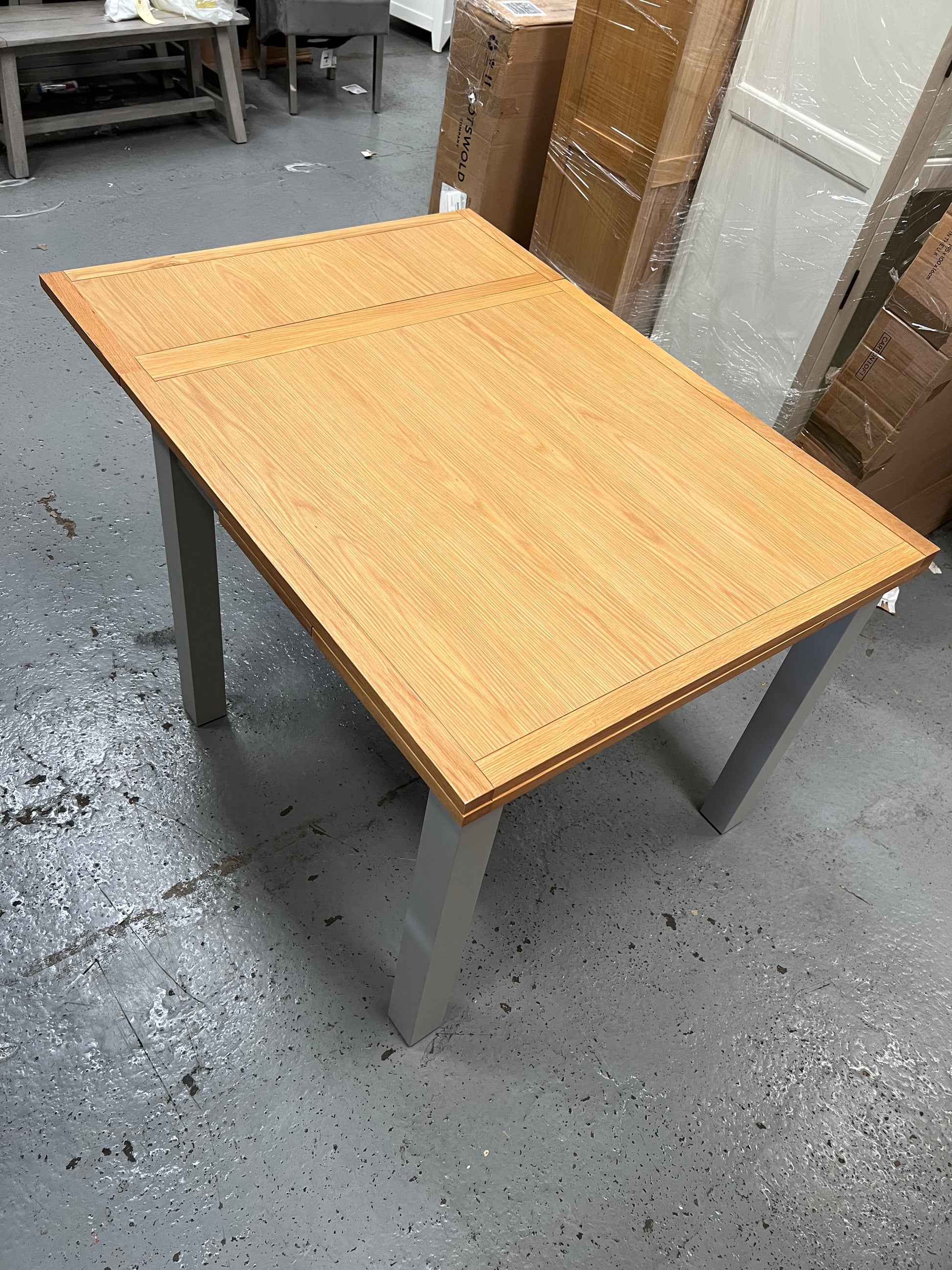 SIMPLY COTSWOLD PEBBLE GREY
4-6 Seater Extending Dining Table Quality Furniture Clearance Ltd