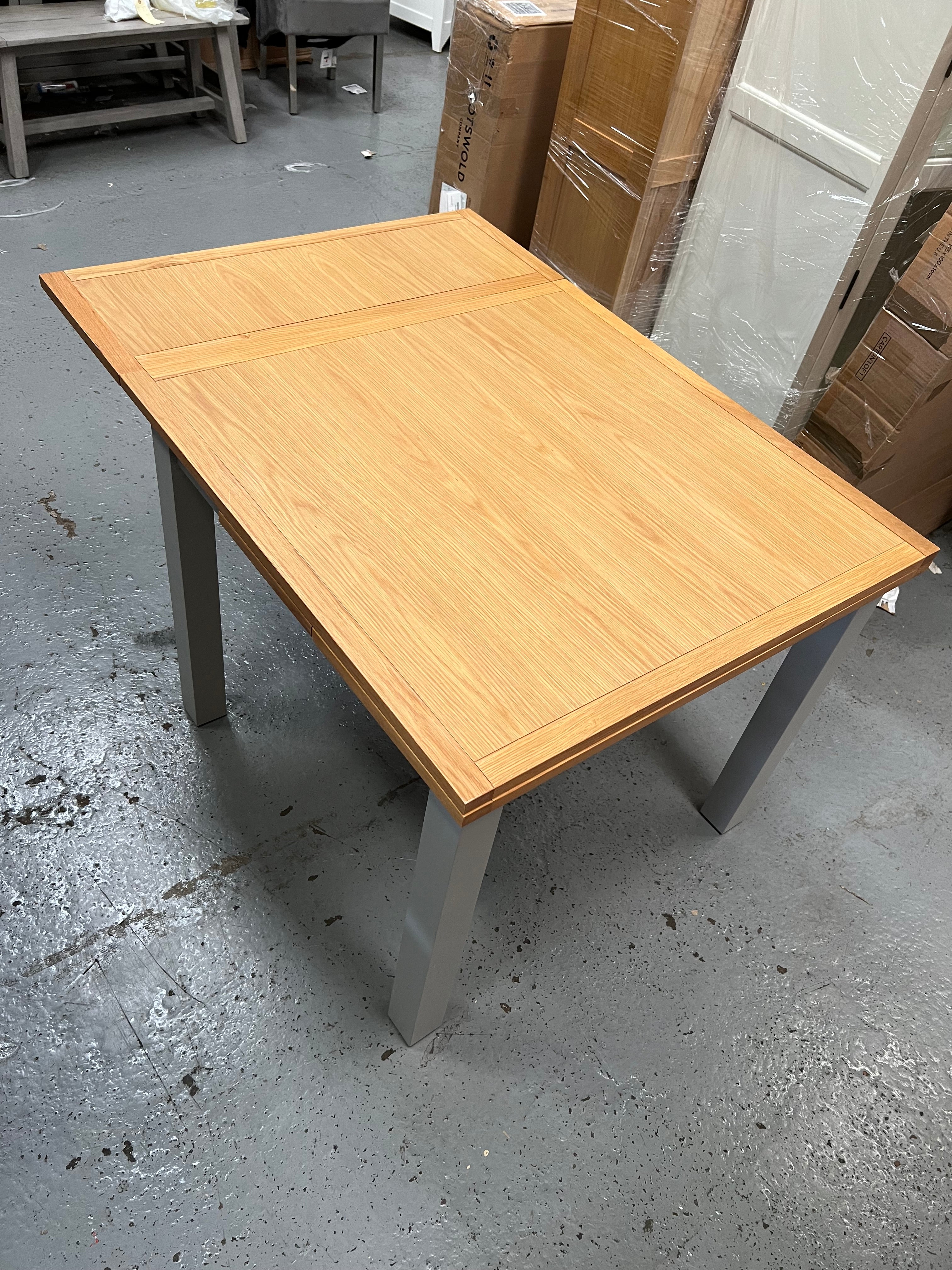 SIMPLY COTSWOLD PEBBLE GREY
4-6 Seater Extending Dining Table Quality Furniture Clearance Ltd