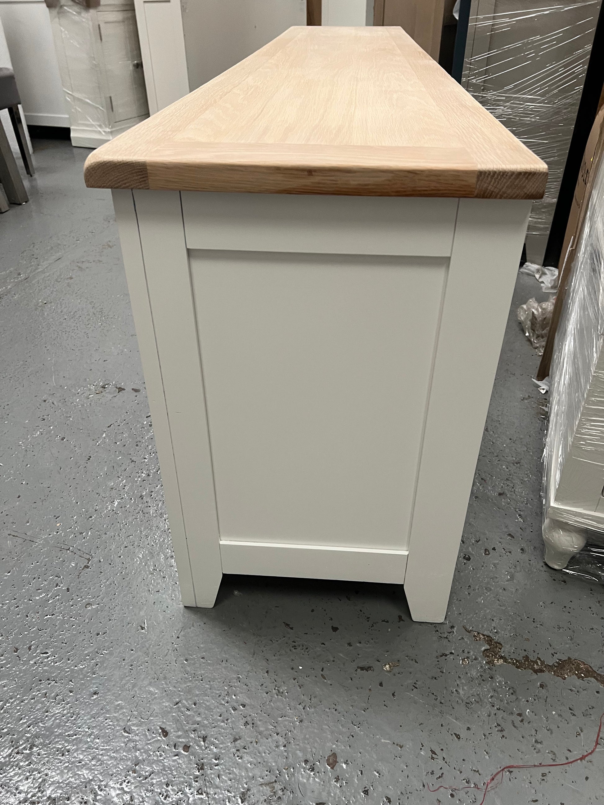 CHESTER PURE WHITE
XXL TV Stand up to 90" Quality Furniture Clearance Ltd