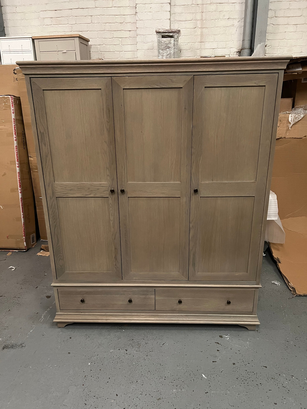 BIBURY SMOKED OAK
Triple Wardrobe Quality Furniture Clearance Ltd