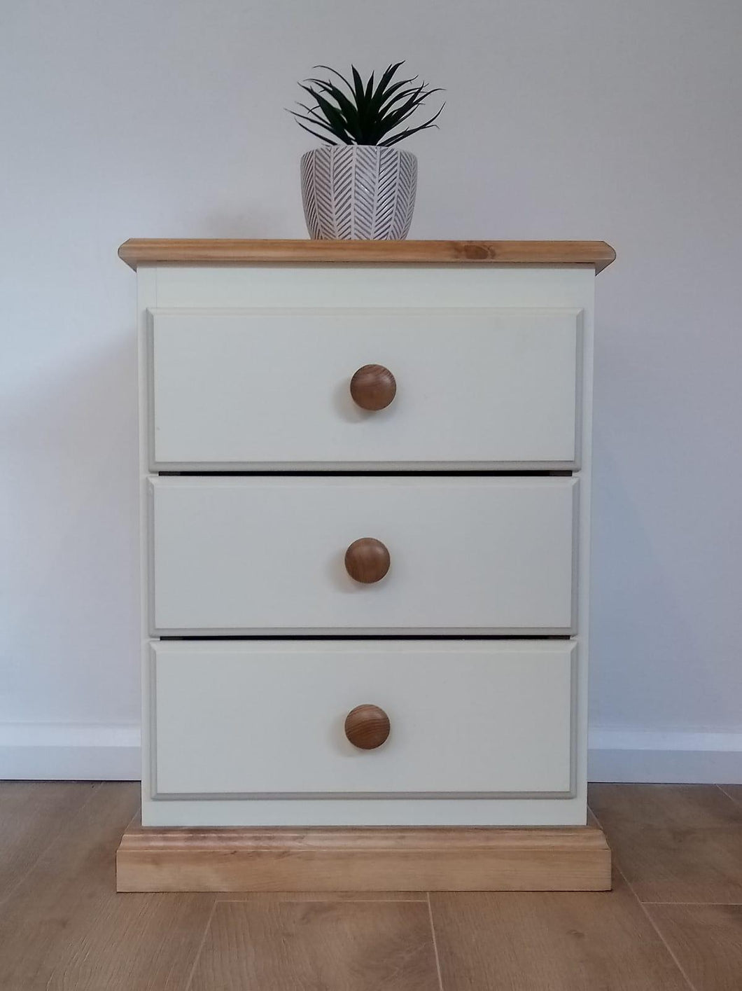HARTFORD – 3 DRAWER BEDSIDE – IVORY / PINE furniture delivered 