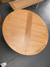 Load image into Gallery viewer, Oak 110-145cm Round Ext. Table furniture delivered 
