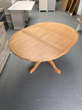 Load image into Gallery viewer, Oak 110-145cm Round Ext. Table furniture delivered 
