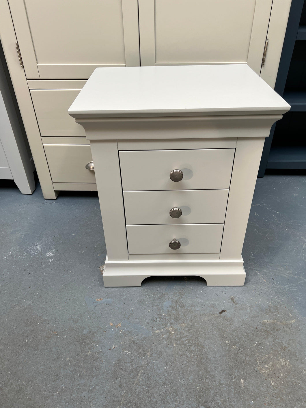 Set of 2 warm white bedside tables furniture delivered 
