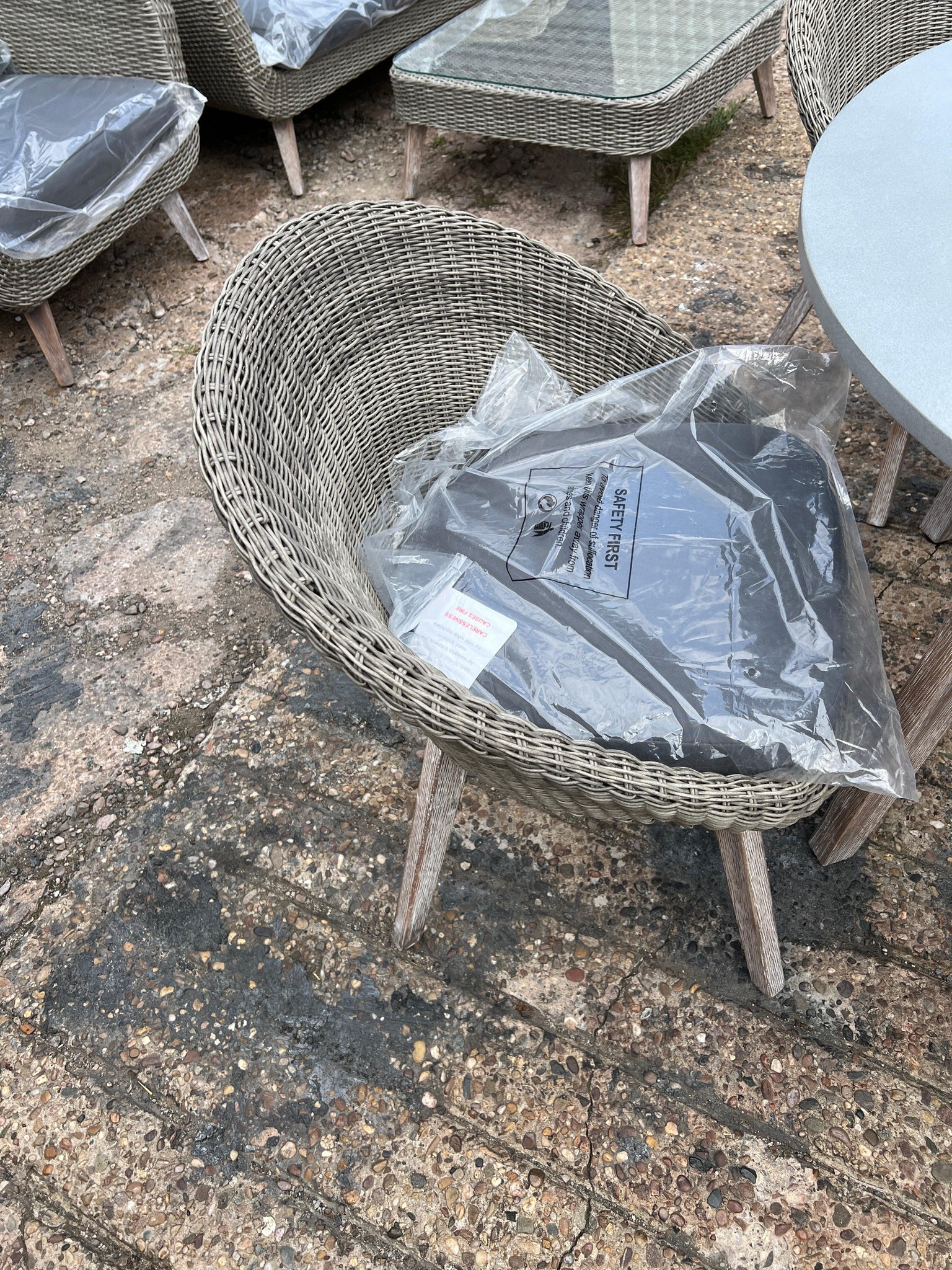 CERNEY Dining Set Round Table and 4 Chairs Quality Furniture